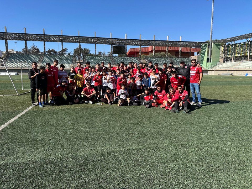 /clinica-deportiva-kinross-ninos-y-ninas-de-la-region-entrenaron-junto-a