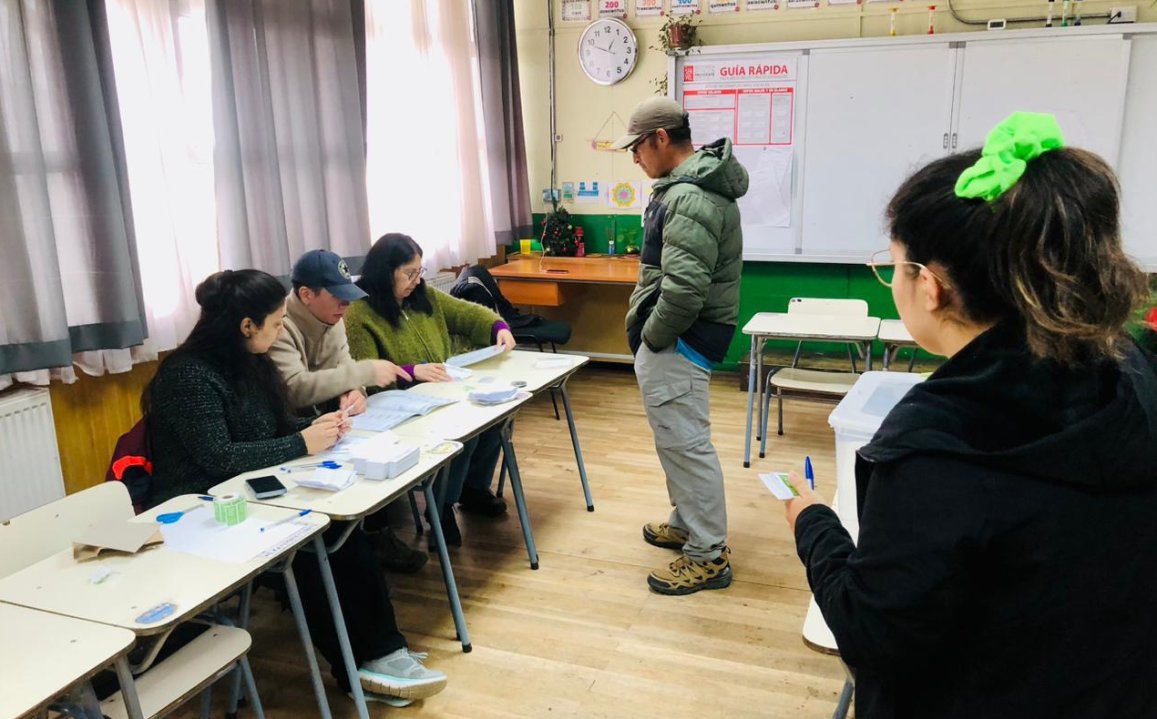 /mas-de-200-personas-votan-en-puerto-williams-pese-a-lluvia