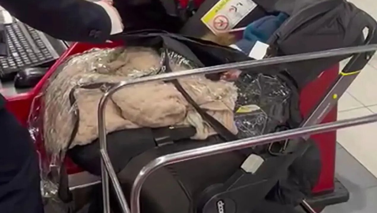 /indignacion-mundial-pareja-abandona-a-su-bebe-en-aeropuerto-de-tel-aviv-por-no-tener-pasaje