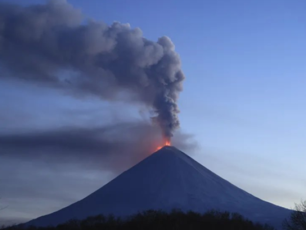 Klyuchevskoy hace erupción tras fuerte sismo en el este de Rusia