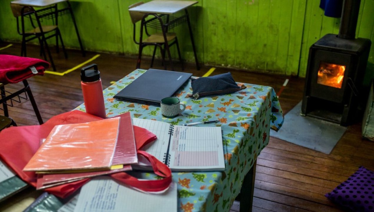 /regionales/region-de-los-lagos/escuela-rural-en-quellon-suspende-clases-tras-amenaza-de-muerte-de-un