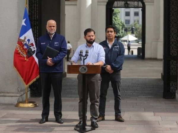 Boric anuncia reconstrucción y pondrá urgencia a regulación de terrenos