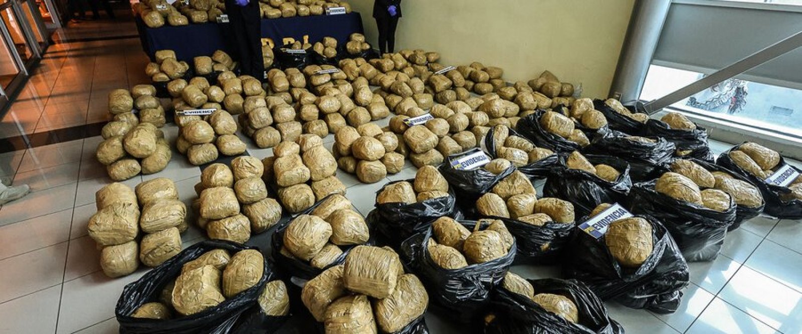 Ministro Cordero reconoce “especial preocupación” por uso de puertos de Valparaíso en redes del narcotráfico