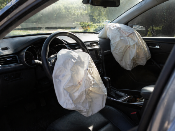 Sernac y la automotriz Stellantis emitieron alertas por fallas en airbags marca Takata