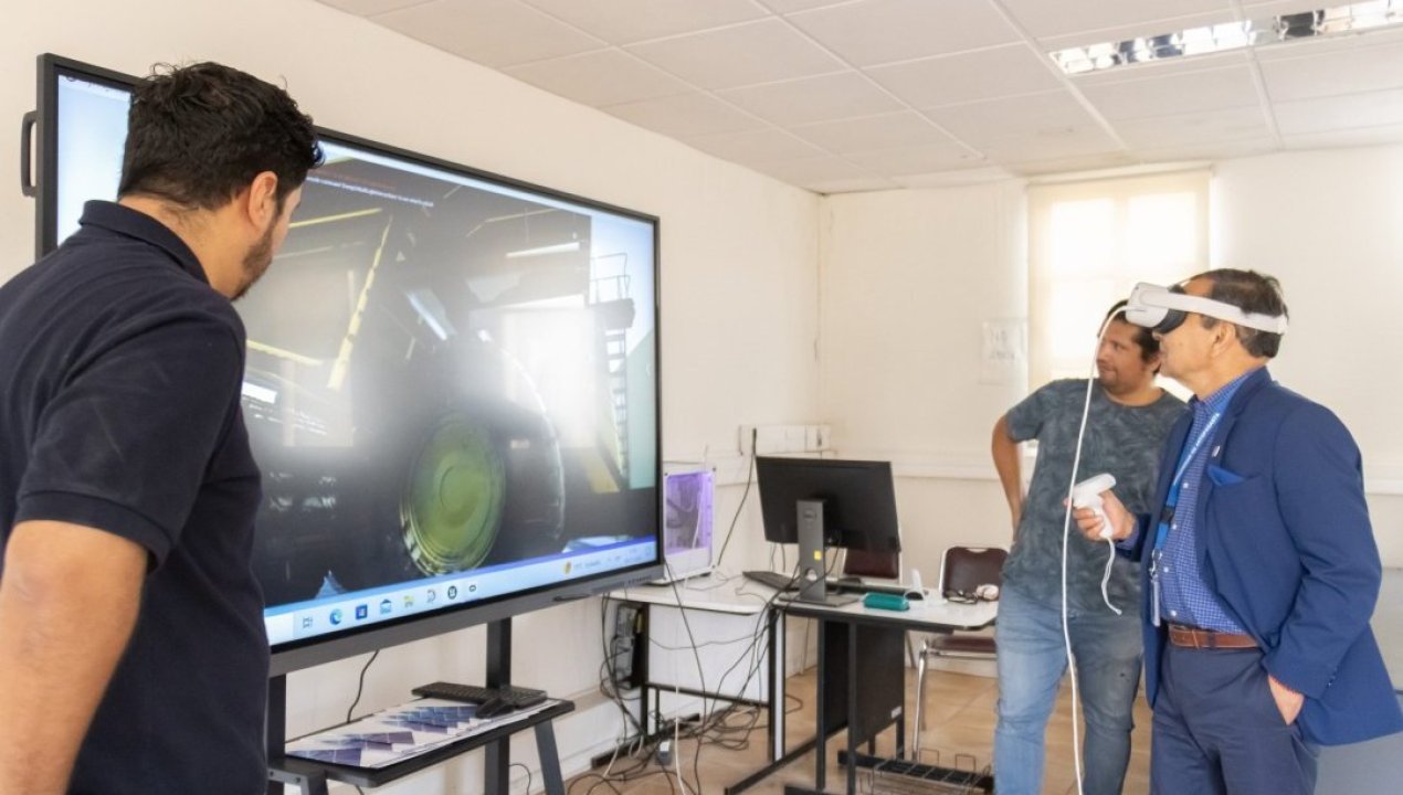 /egresado-de-la-ua-realiza-donacion-de-alta-tecnologia-a-la-casa-de-estudios