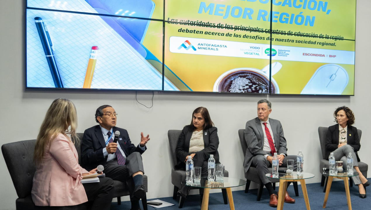 /rector-de-la-universidad-de-antofagasta-participa-en-conversatorio-mejor